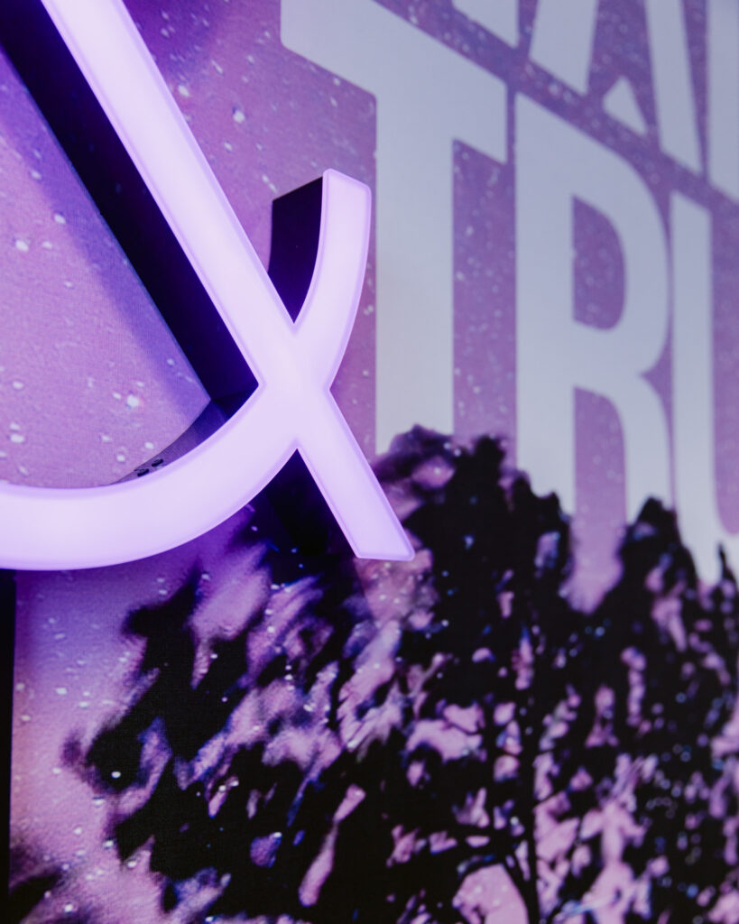 Toimiston lounge-tila asiakastapaamisille ja yhteisille hetkillä, kalustus ja valaistus suunniteltu brändin mukaisesti