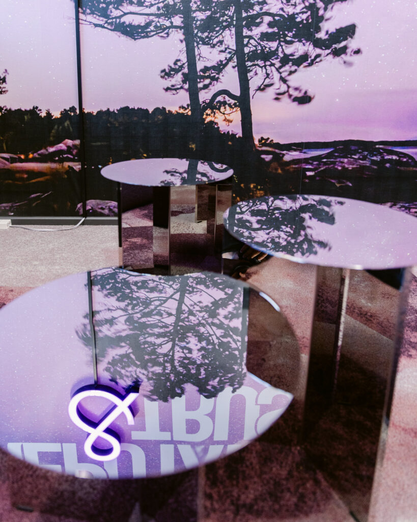 Työympäristön sisääntuloalue, jossa viihtyisä lounge ja akustoivat materiaalit parantavat tilan tunnelmaa