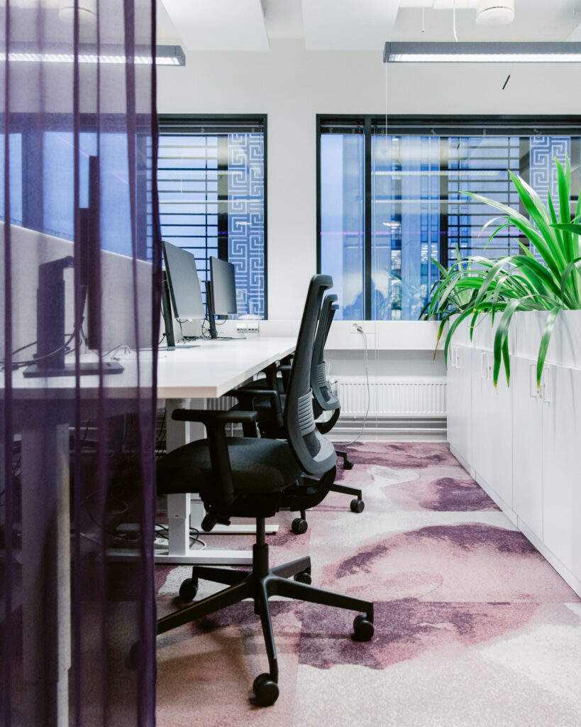 Toimiston avotyötila, jossa rauhallinen värimaailma ja selkeä kalustus luovat miellyttävän työympäristön