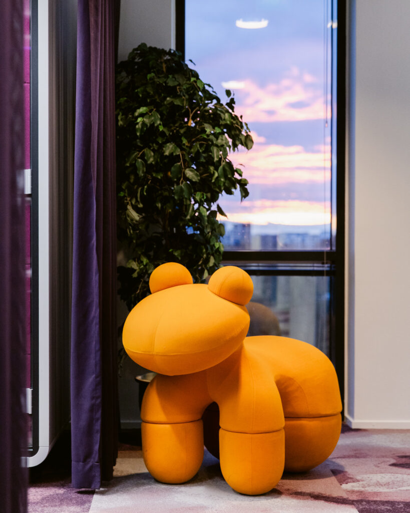 Toimiston työpistealue, jossa tilankäyttö on suunniteltu tiimien ja työtehtävien mukaan