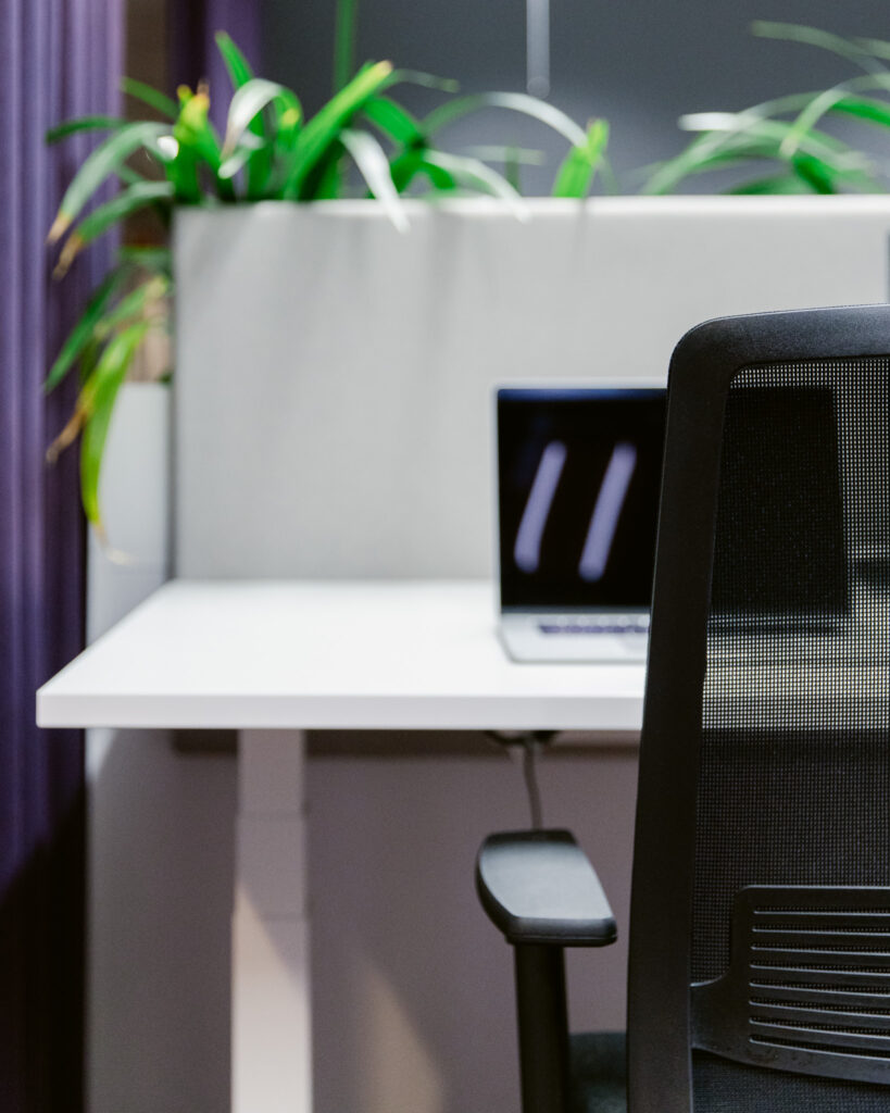 Ergonominen työpisteympäristö, jossa valaistus ja kalustus tukevat keskittymistä ja sujuvaa työskentelyä