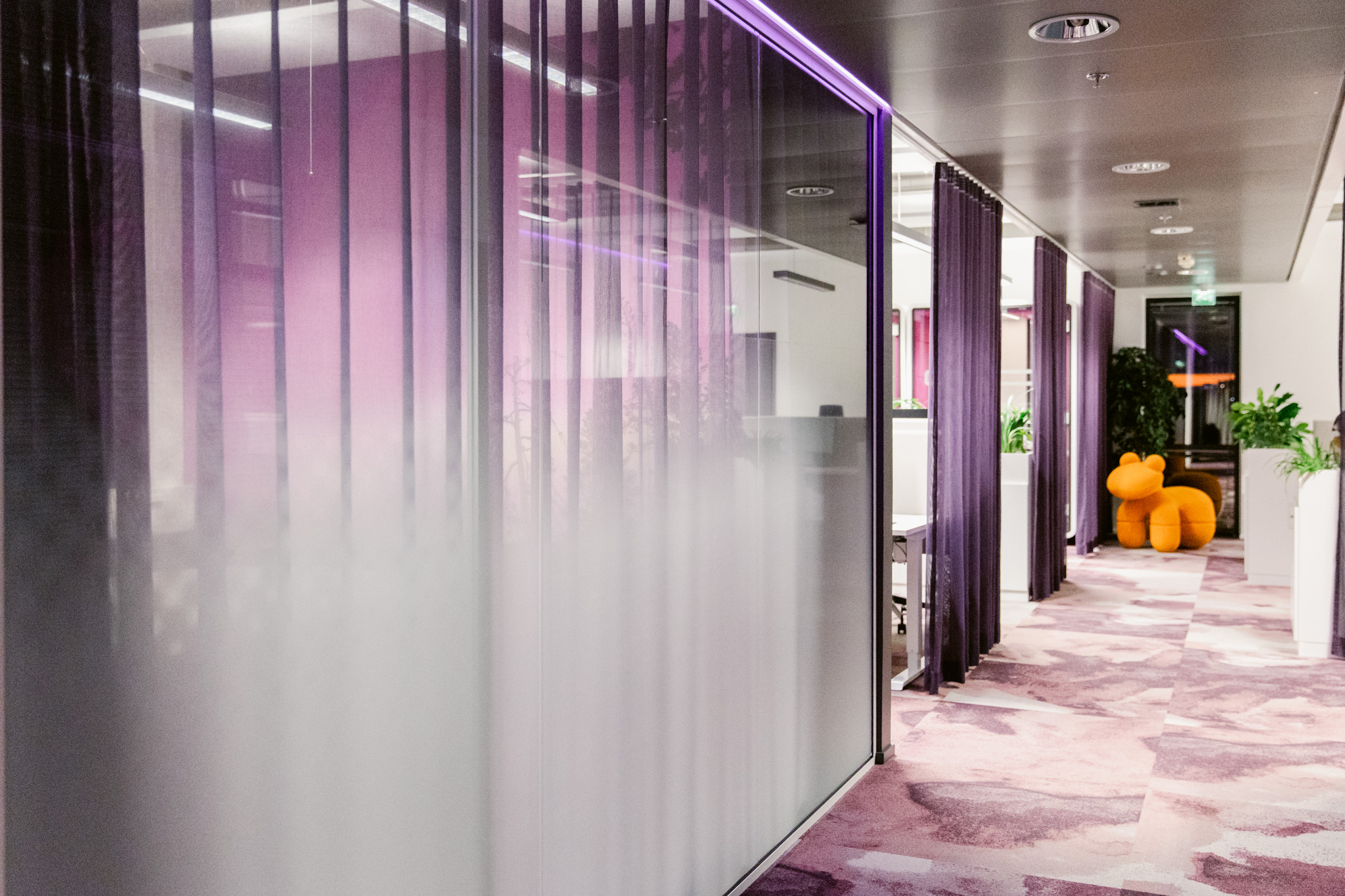 Viihtyisä toimiston kohtaamistila, jossa matto sitoo tilan yhtenäiseksi kokonaisuudeksi