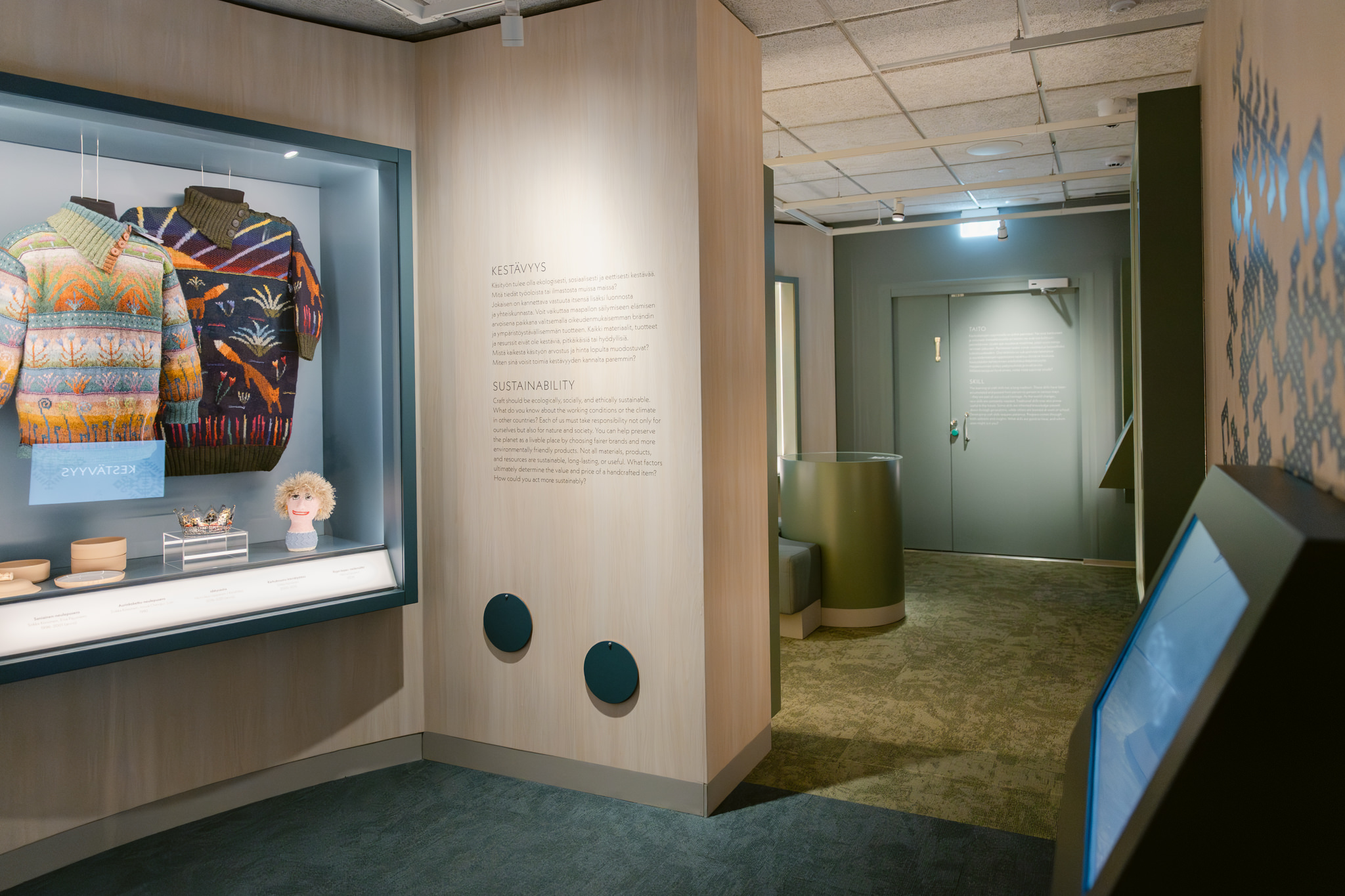 Näyttelyarkkitehtuuri museossa, jossa istumapaikat ja pysähtymisen tilat tukevat kävijäkokemusta.
