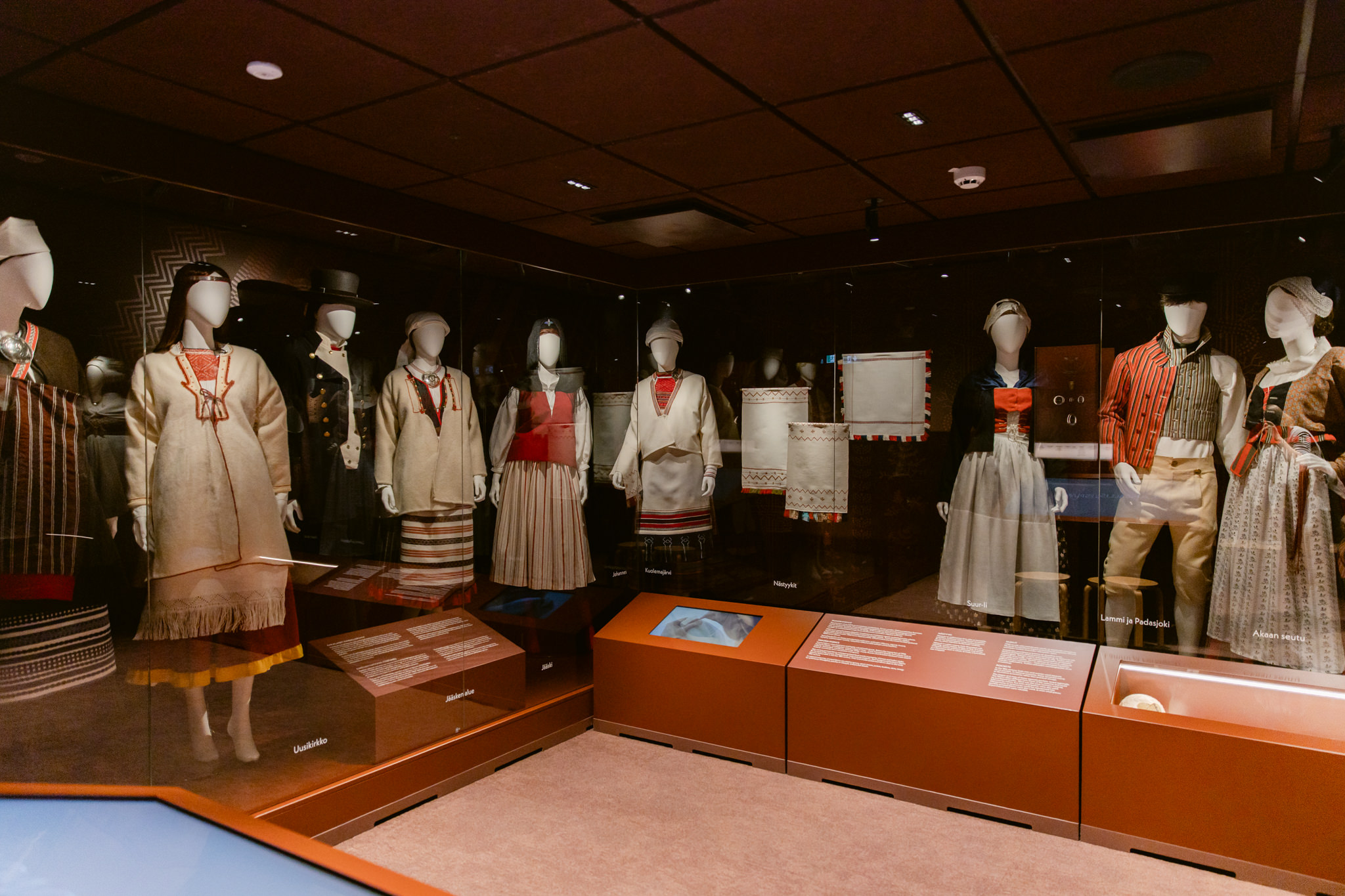 Selkeä ja avoin museotila Näyttelyarkkitehtuuri museossa, jossa avoimet näkymät ja selkeä tilarakenne tukevat hahmotettavuutta.