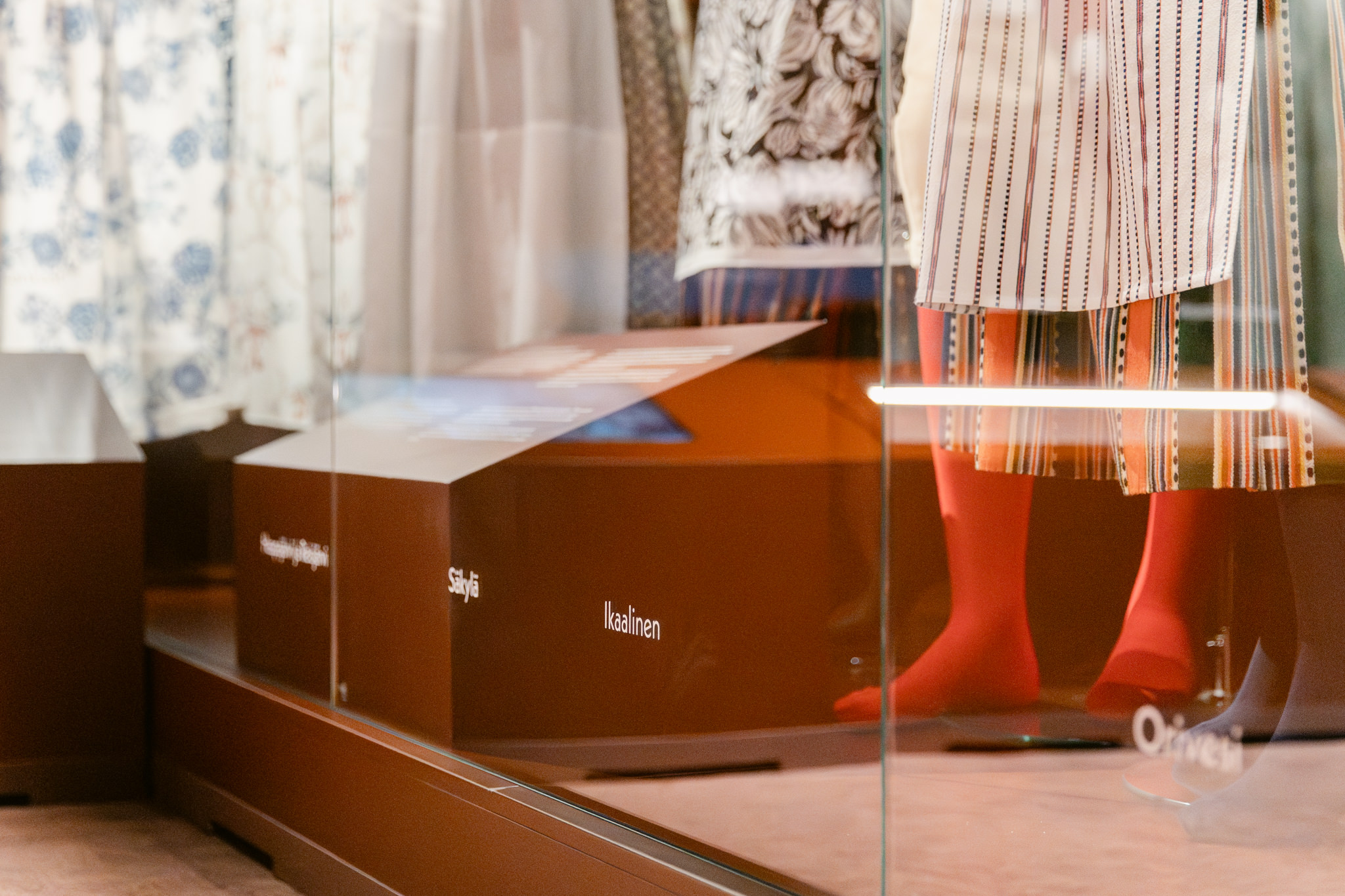 Valaistus kansallispukujen näyttelyssäHarkittu valaistus luo rauhallisen tunnelman ja tukee museaalisia vaatimuksia ilman liiallista dramatiikkaa. Näyttelyarkkitehtuuri museossa, jossa eleetön valaistus korostaa kansallispukujen muotoja ja yksityiskohtia.