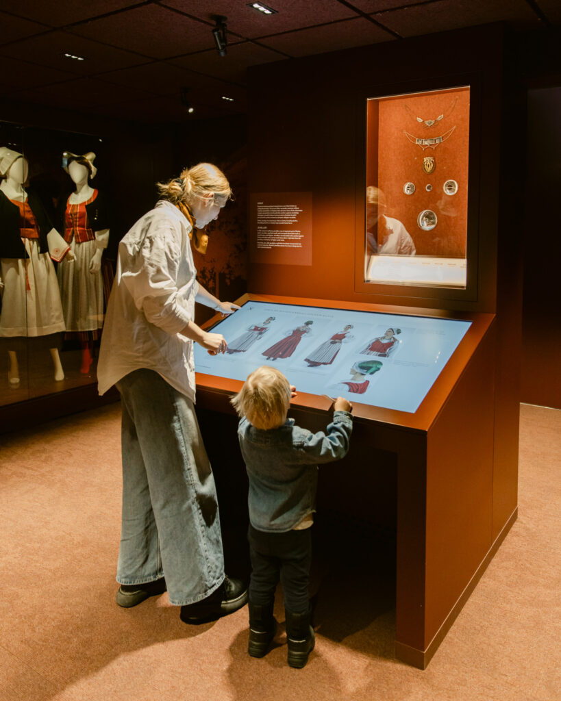 Kävijäkokemus museaalisessa näyttelyssä Kävijälähtöinen näyttelyarkkitehtuuri museossa, jossa liikkuminen on rauhallista ja intuitiivista.