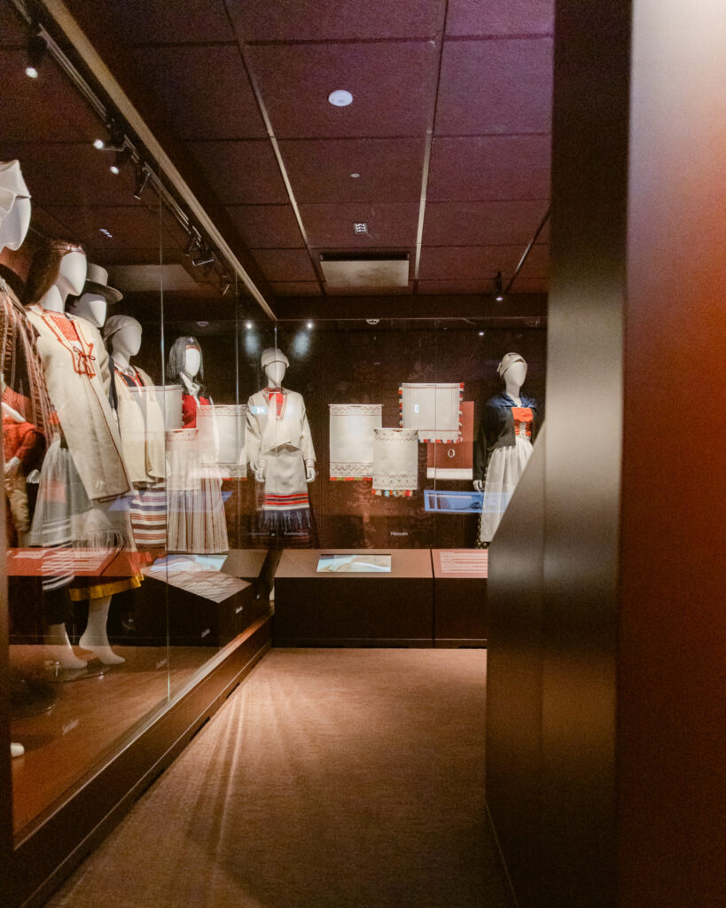 Materiaalisuus museaalisessa näyttelyssä Museaalinen näyttelyarkkitehtuuri museossa, jossa materiaalivalinnat tukevat rauhallista ja ajattoman ilmettä.