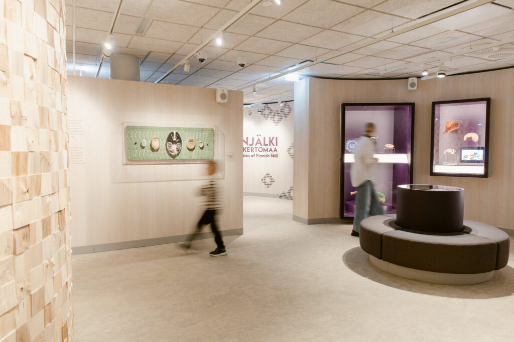 Näyttelyarkkitehtuuri museossa, jossa Suomen käsityön museon perusnäyttely avautuu selkeänä ja rauhallisena kokonaisuutena.