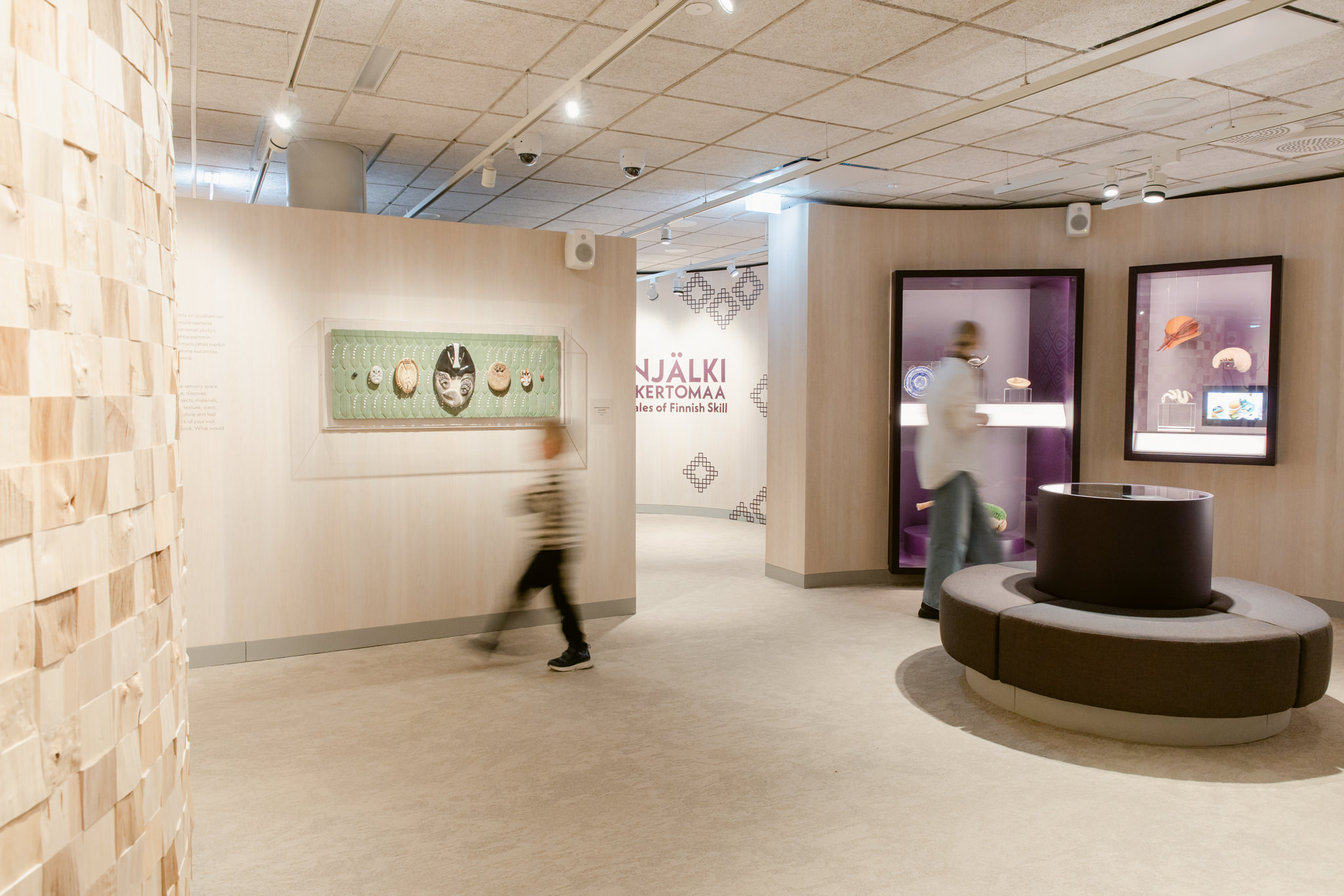 Näyttelyarkkitehtuuri museossa, jossa Suomen käsityön museon perusnäyttely avautuu selkeänä ja rauhallisena kokonaisuutena.