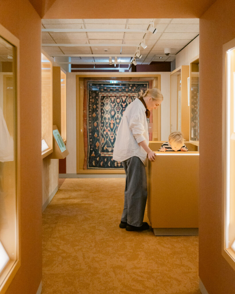 Kävijälähtöinen näyttelyarkkitehtuuri museossa, jossa selkeä kävijän polku ohjaa perusnäyttelyn teemoihin.