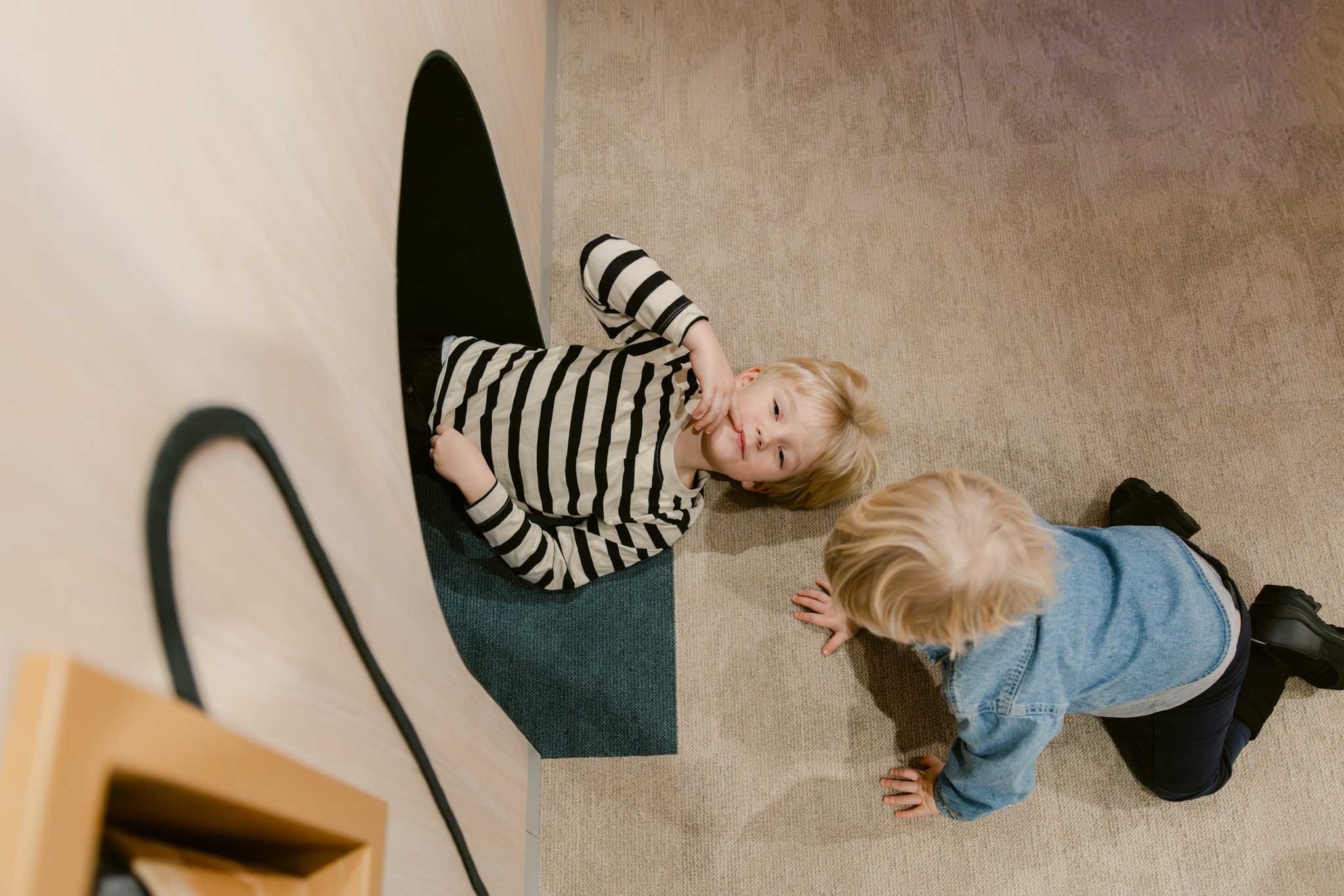 Saavutettava näyttelyarkkitehtuuri museossa, jossa eri kävijäryhmät on huomioitu tilasuunnittelussa.