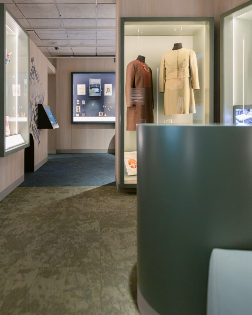 Näyttelyarkkitehtuuri museossa, jossa tilallinen rytmi jäsentää perusnäyttelyn kokonaisuutta pienissä neliöissä.