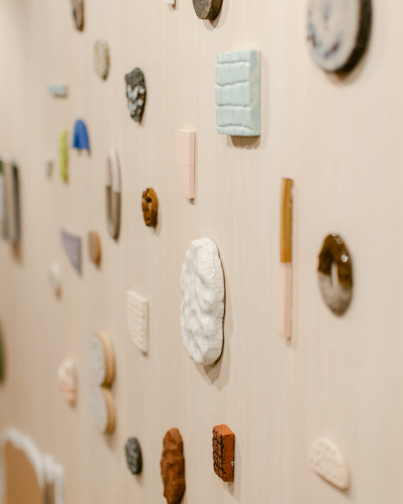 Näyttelyarkkitehtuuri museossa, jossa perusnäyttelyn teemat on jaettu omiin tilallisiin kokonaisuuksiinsa.