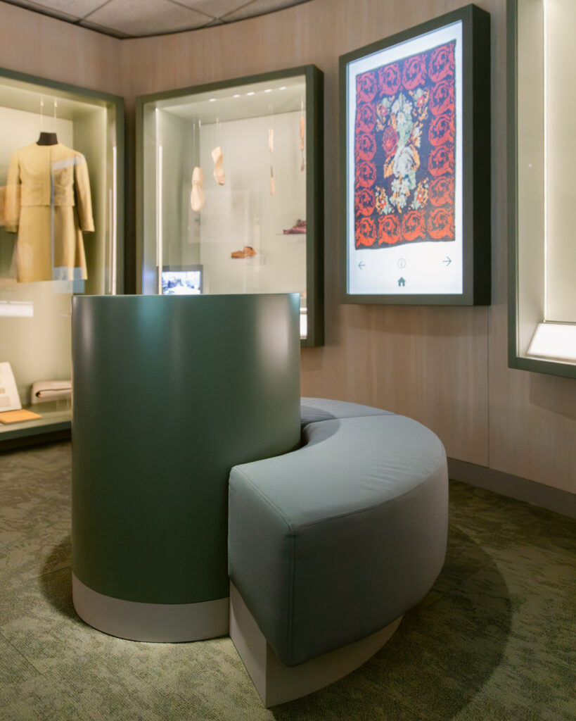 Näyttelyarkkitehtuuri museossa, jossa sisältö ja tila muodostavat eheän ja toisiaan tukevan kokonaisuuden.