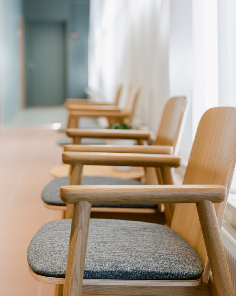 HammasPoli käytävä Iisalmi Hammasklinikan käytävä, siistiit pinnat ja ohjattu kulku – entinen lehtitalon toimitila muutettuna toimivaksi klinikaksi